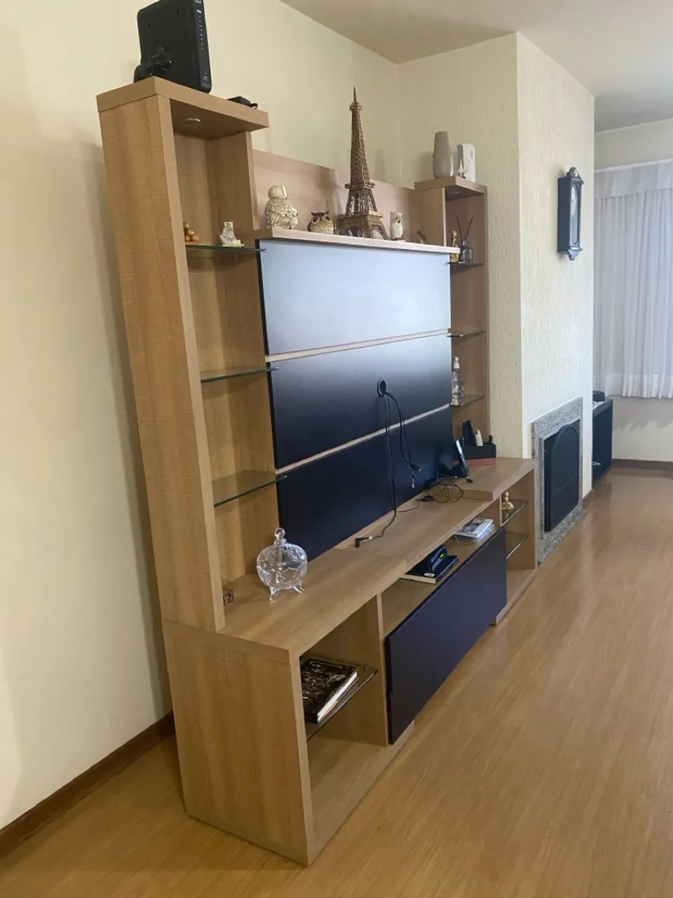 Rack de TV com duas gavetas fechadas e prateleiras e nicho para eletrônicos - Foto 2