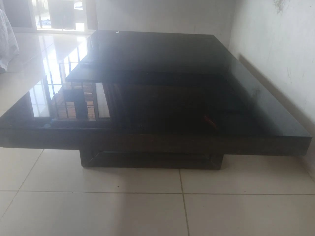 Mesa de centro preta com design moderno