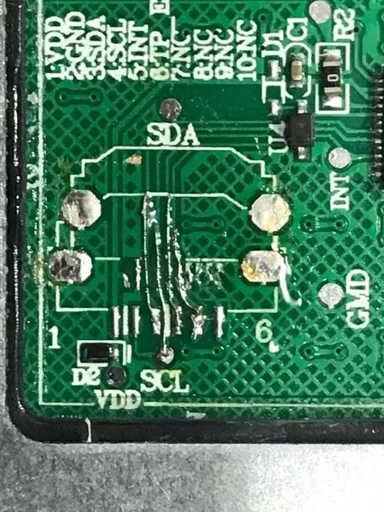 Técnico de informática especializado em reparo de placa-mãe de notebook.