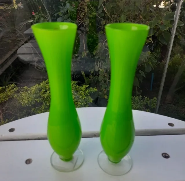 par de vasos vintage em vidro verde 20cm altura