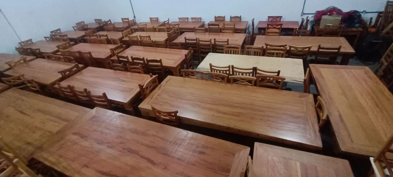 Mesa com 10 cadeiras 2.50x1 $ 4.899,00 nova e a pronta entreg frete grátis a