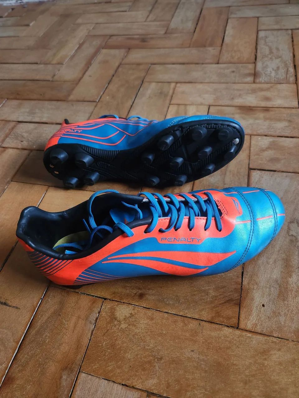 Chuteiras de Futebol Azul e Laranja - Foto 3