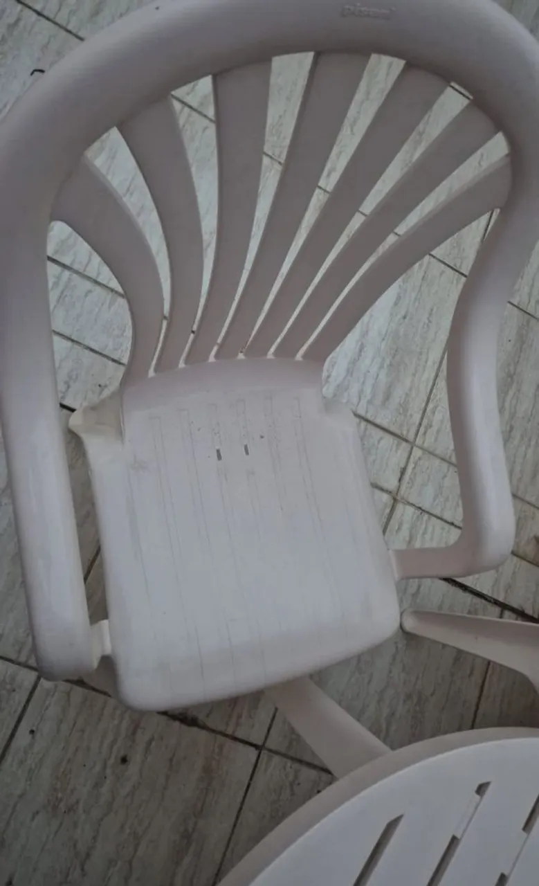 Mesa com 4 Cadeiras Plástico resistente (polipropileno)