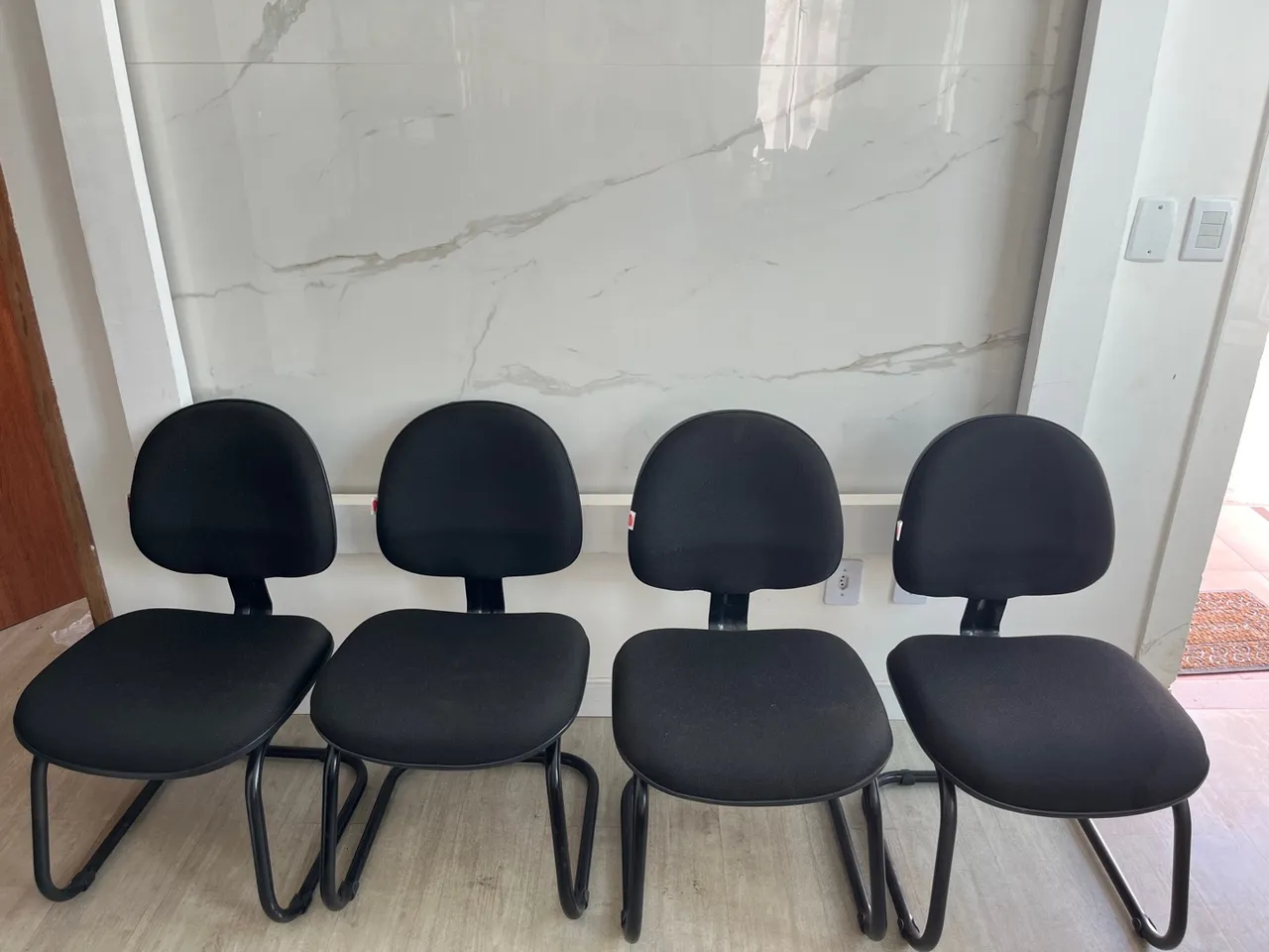Conjunto de 4 Cadeiras Pretas para Escritório/Consultório