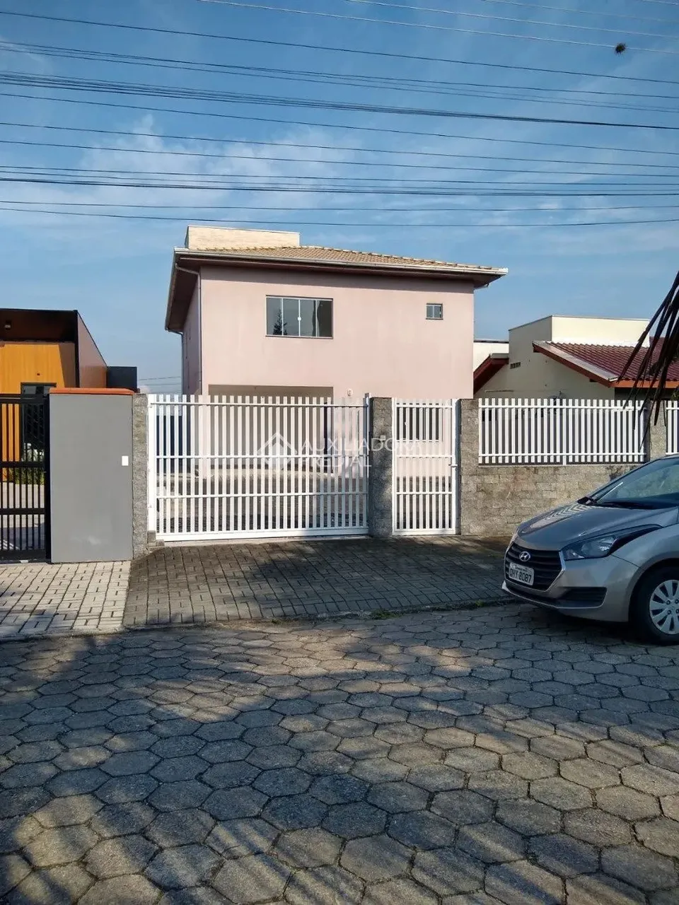 Sobrado a Venda em Condomínio Fechado em Camboriú-SC