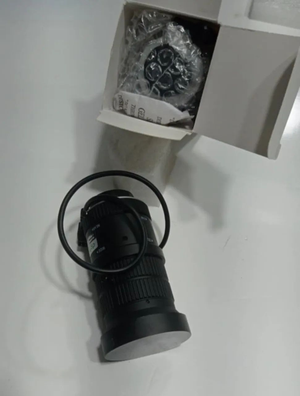 Lente CCTV Novas. Varifocal 6 MP 1/2,7" F1.4 5,0-50 mm. DC Íris Automática - Foto 2