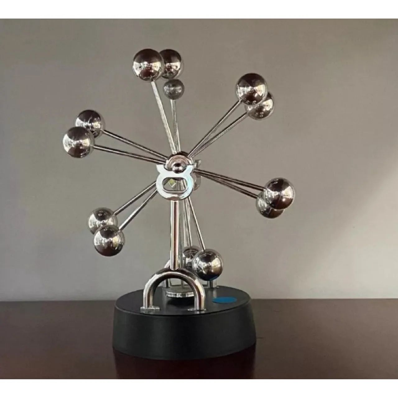 Pêndulo de mesa com bolas giratórias