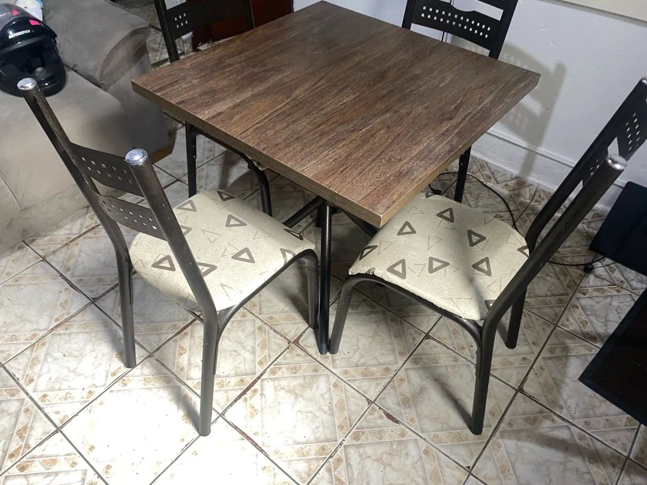 Mesa com 4 cadeiras entrego 