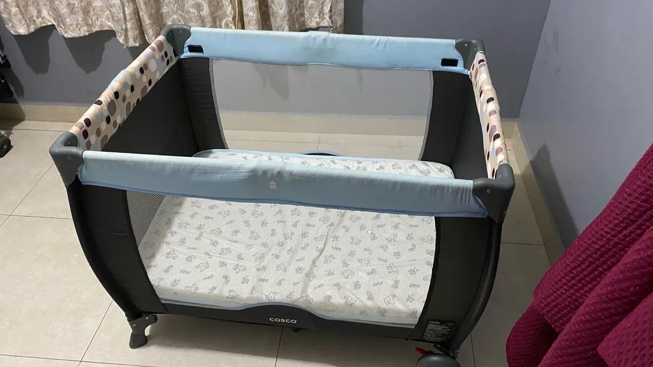 Berço portátil Cosco - Azul com bolinhas - Foto 4