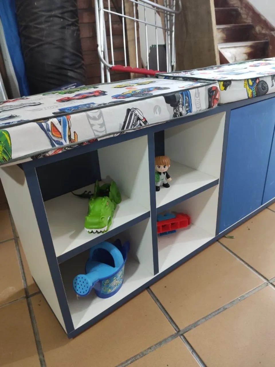 Banco linear com armário e nichos - Foto 3