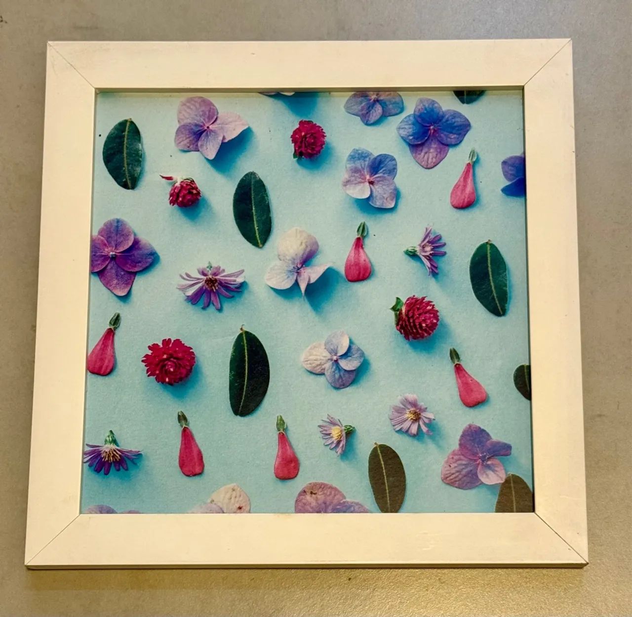 Quadro decorativo floral em MDF e moldura branca 23x23cm