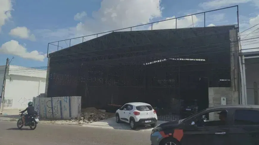 ALUGO GALPAO COM 900M2 NA PRINCIPAL DA ALVORADA