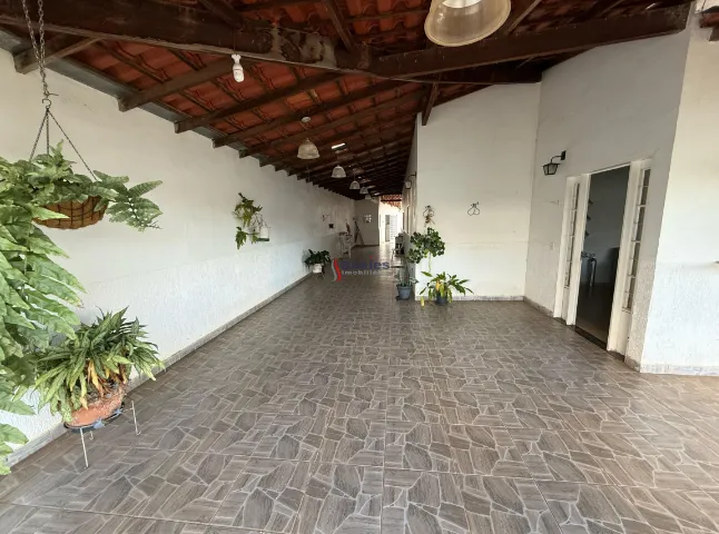 ALUGA-SE CASA COM LOTE DE 800M² E 3 SUÍTES