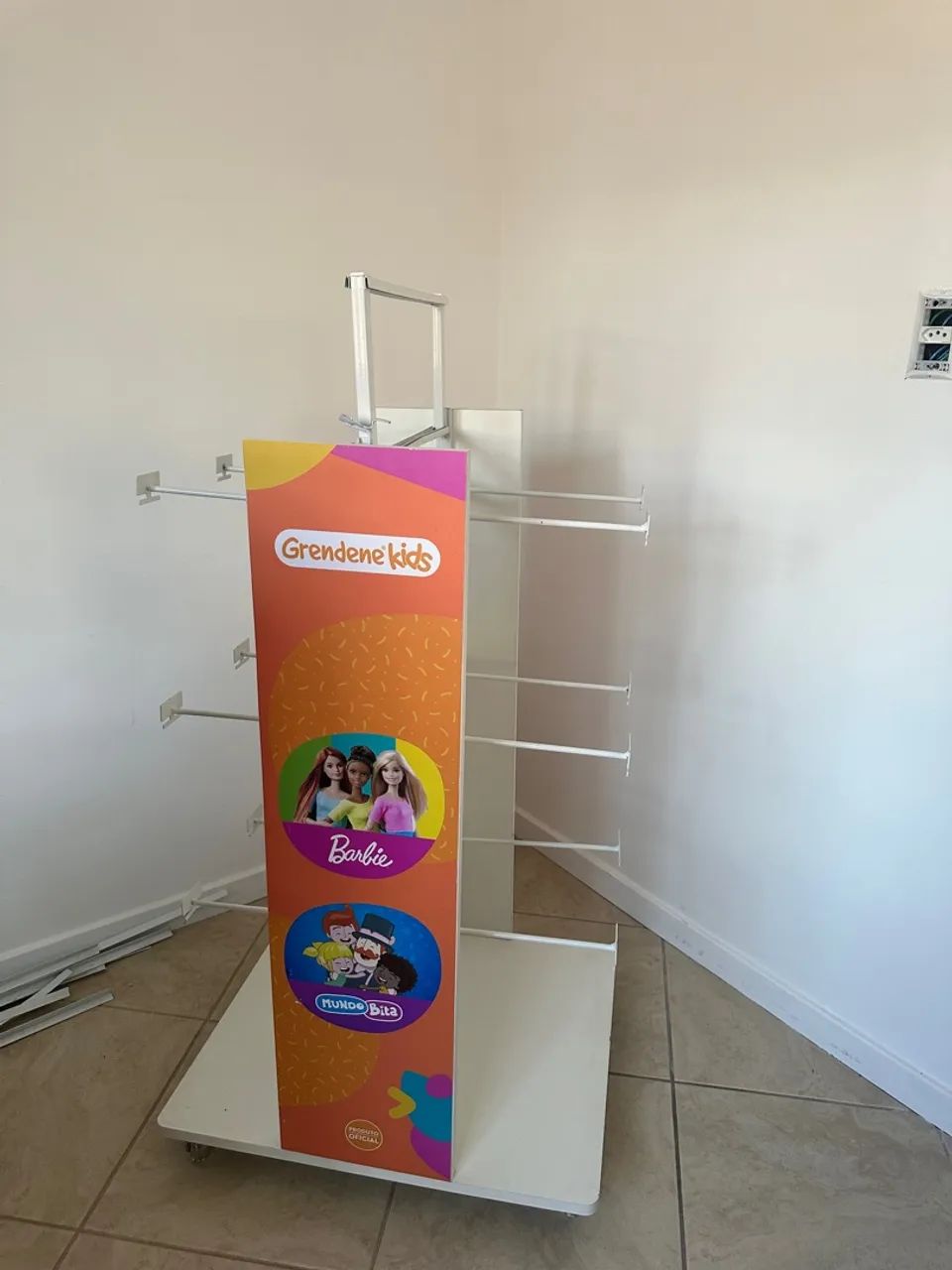 Expositor de Ferro e Madeira com Rodinhas - Ideal para Lojas! - Foto 2