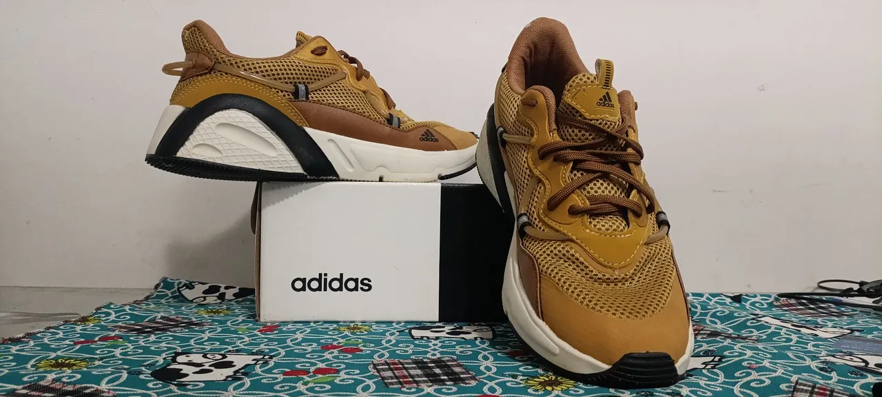 Tênis Adidas Esportivo - Conforto e Estilo