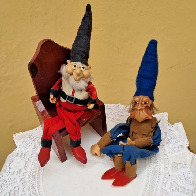 Par de Gnomos Antigos + 1 Cadeirinha de Madeira