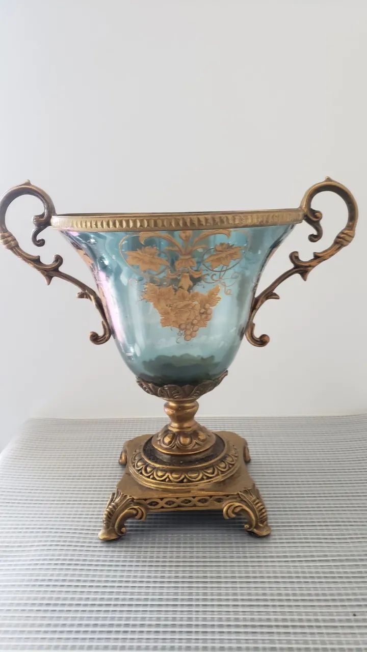 Jarro de Vidro Azul com Detalhes Dourados - Elegância e Sofisticação