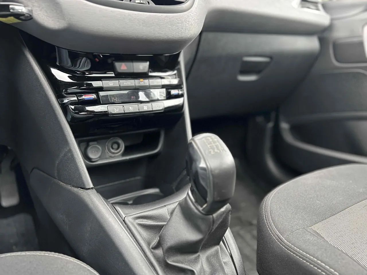 Peugeot 208 Allure 1.2 Flex 12V 5P Mec. 2018 - Foto 14