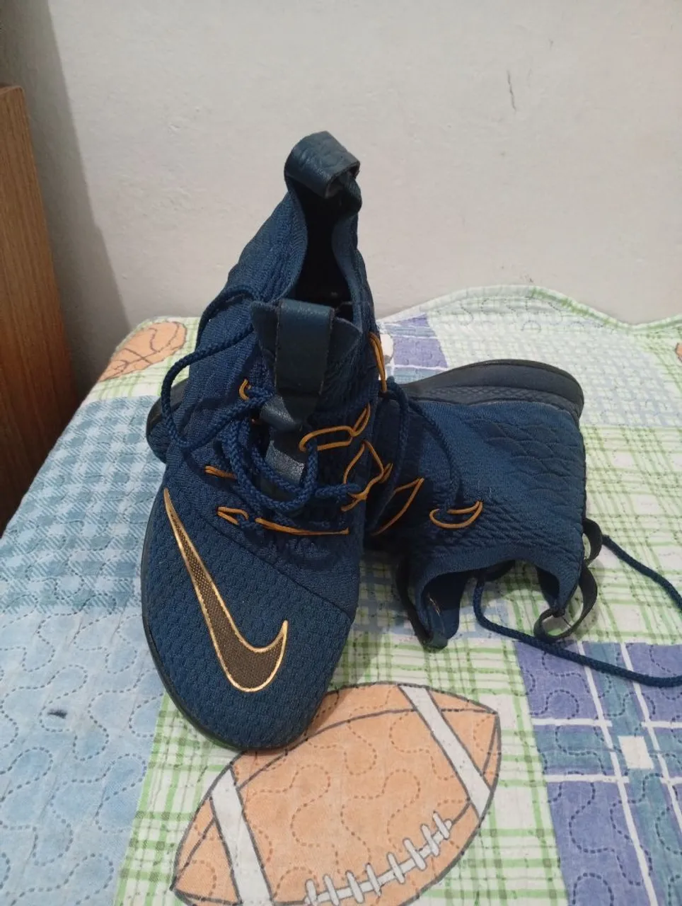Tênis Esportivo Nike Azul com Detalhes Dourados