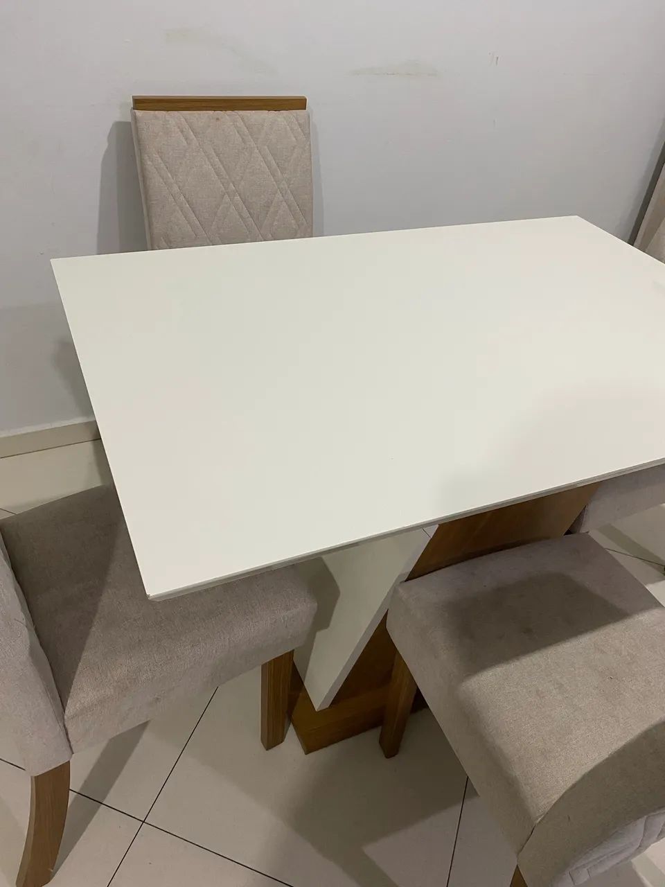 Mesa com quatro cadeiras 64573991979522121