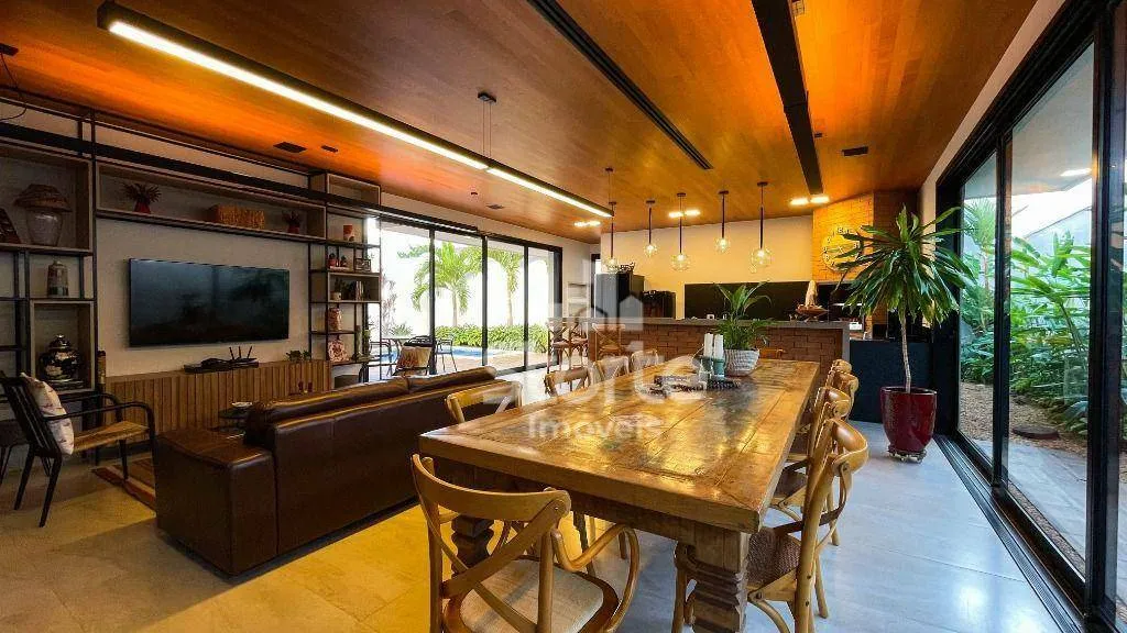 Sobrado alto padrão com arquitetura única de 3 suítes à venda, 350m² por R$ 4.300.000 - Co