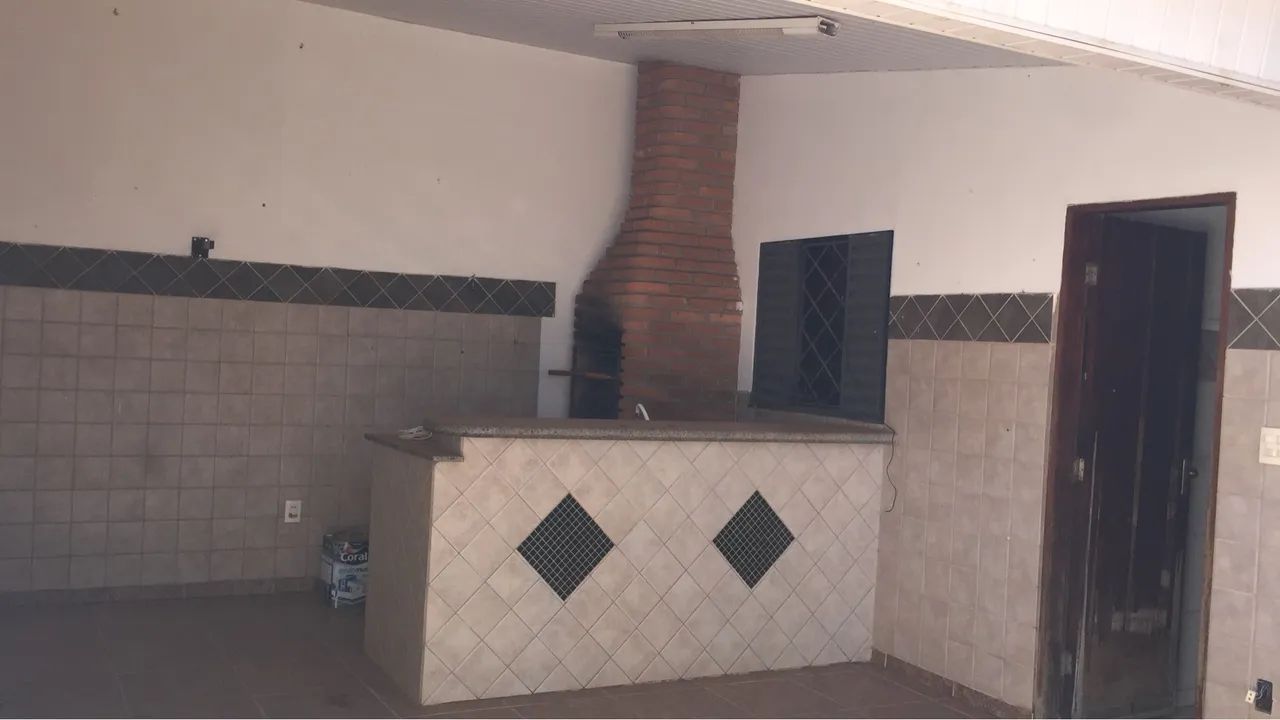 Casa de esquina com Area Gourmet e Barracão comercial