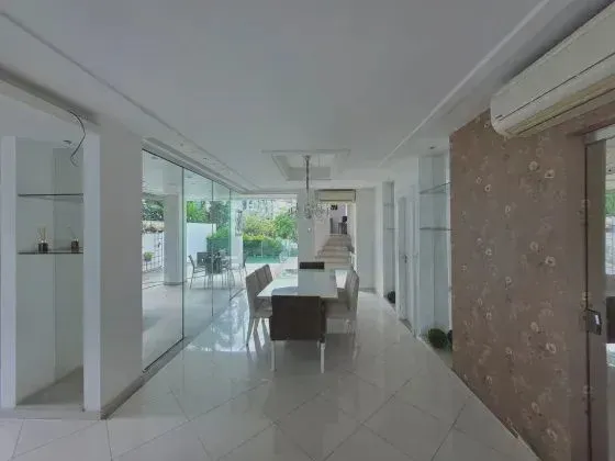 COND. RENAISSANCE. 3 SUÍTES, SALA PARA 2 AMBIENTES, 100% MOBLIADA. 4 VAGAS.