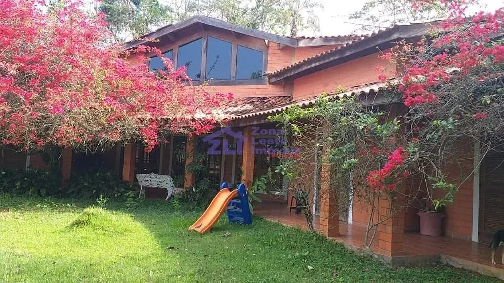chácara com 6 dormitorios.