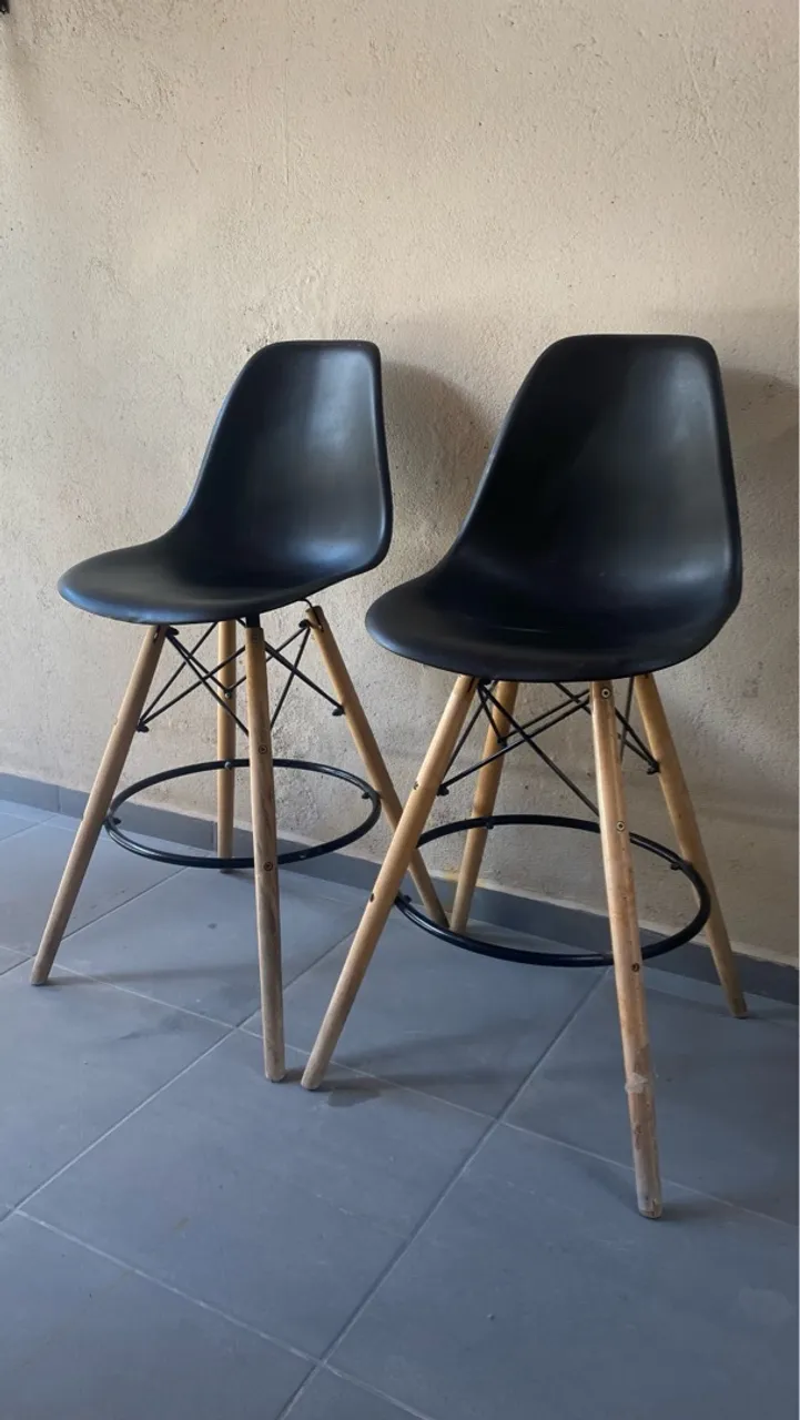 2 Banquetas Eames com base de madeira