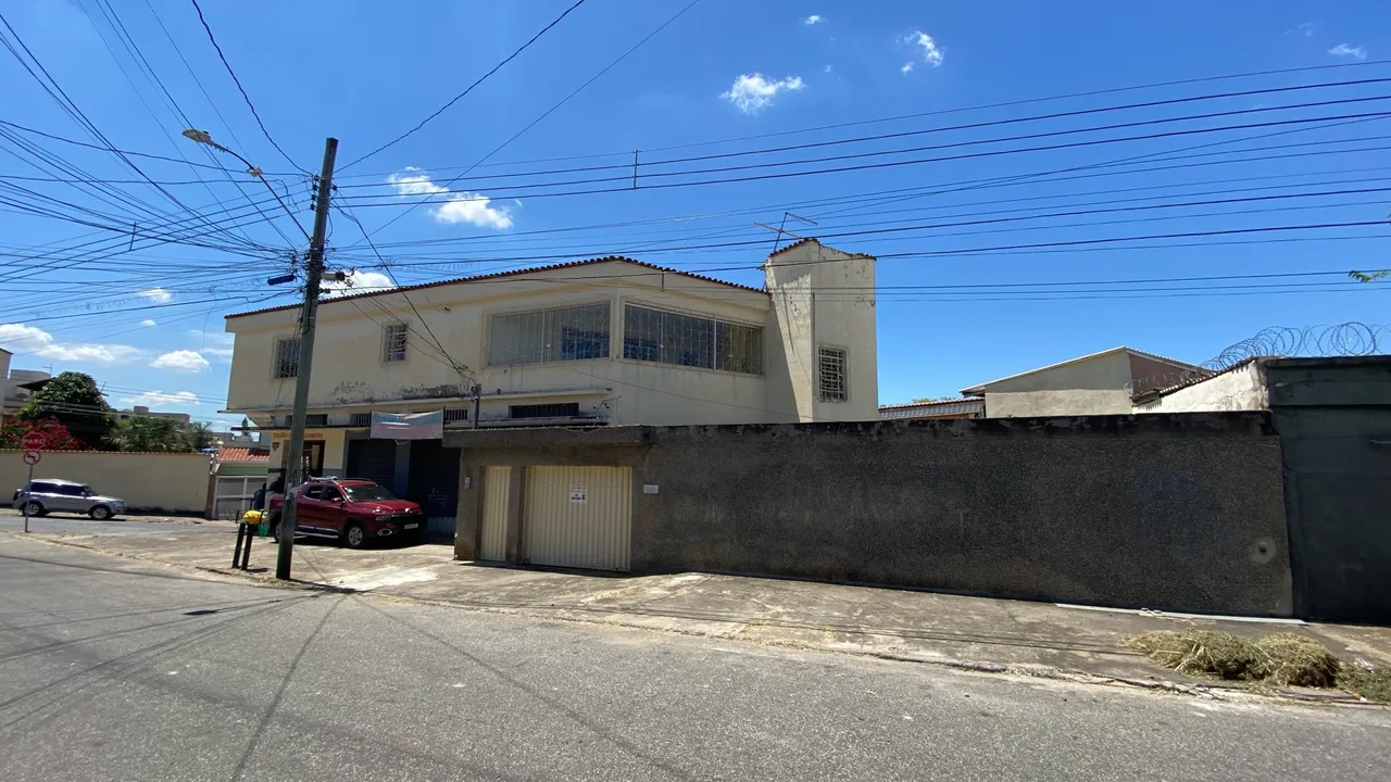 Casa com 4 quartos e 4 lojas em ótima localização