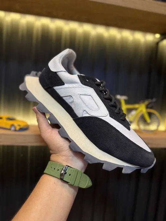 Tênis Casual Preto e Branco