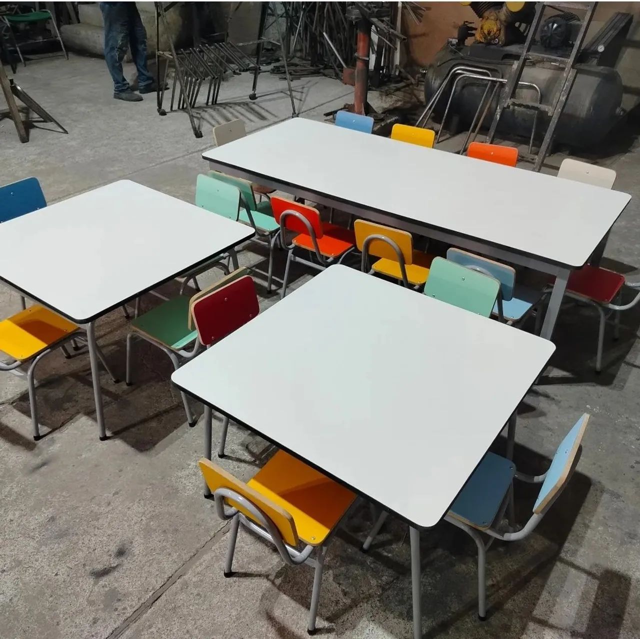Conjunto de Cadeiras e Mesas Coloridas - Foto 4