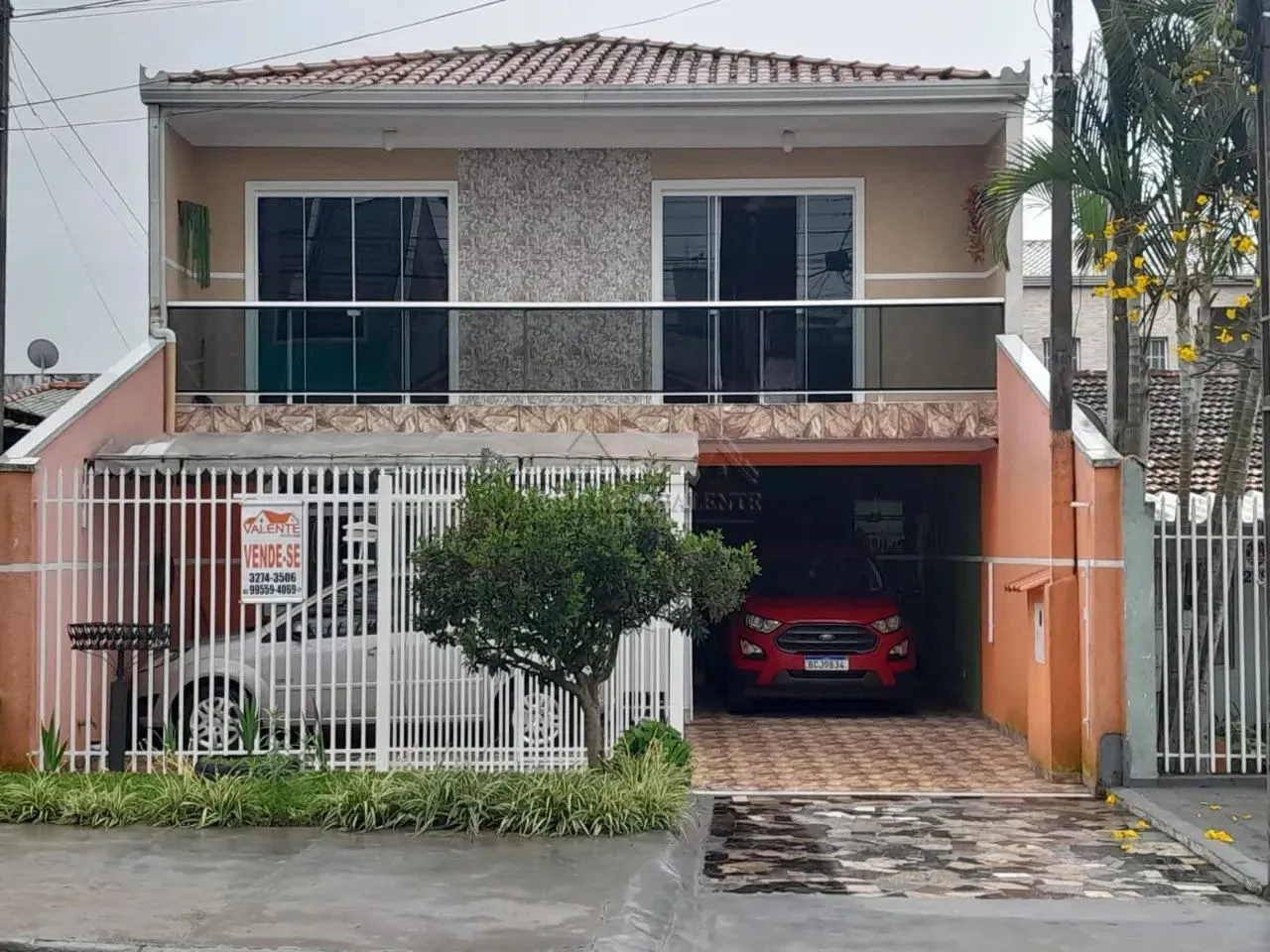 Sobrado à venda em Curitiba-PR, no bairro Sítio Cercado. Possui 4 quartos, 1 sala, 2 banhe