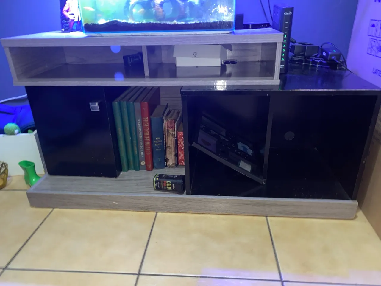 Móvel para TV com nichos e aquário embutido