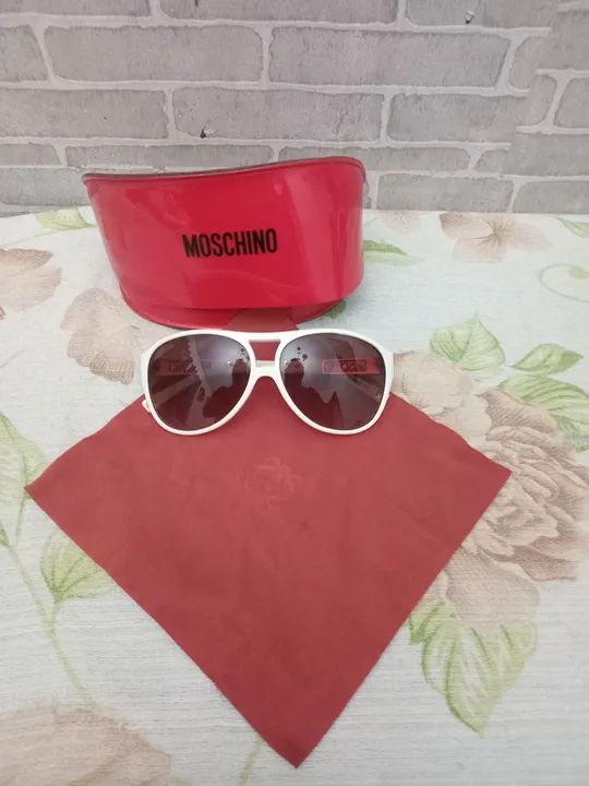 Óculos de sol Moschino branco - Foto 3