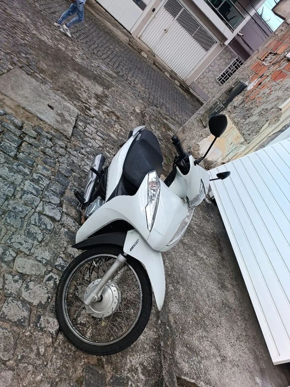 Vende- se biz contato: *
