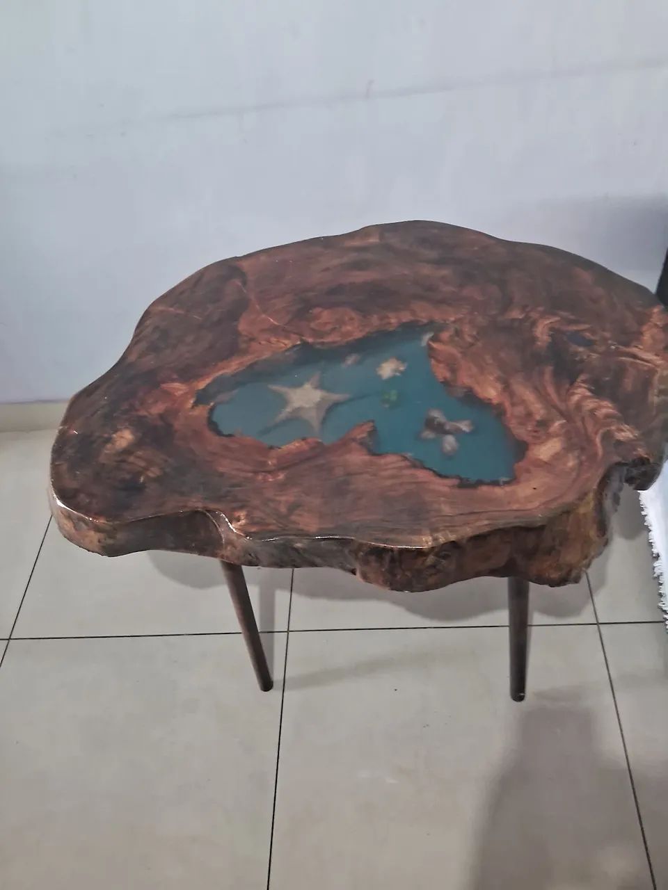 Mesa de centro em madeira com resina epóxi