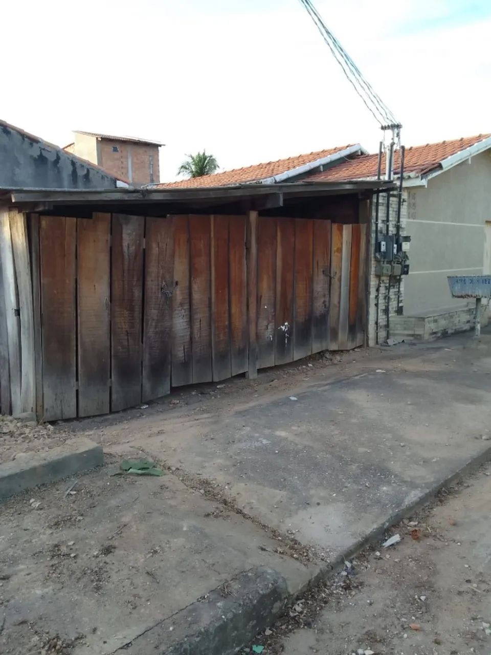 Ótimo terreno de esquina com calçada ao redor e duas garagens de madeira. Ruas asfaltadas - Foto 4