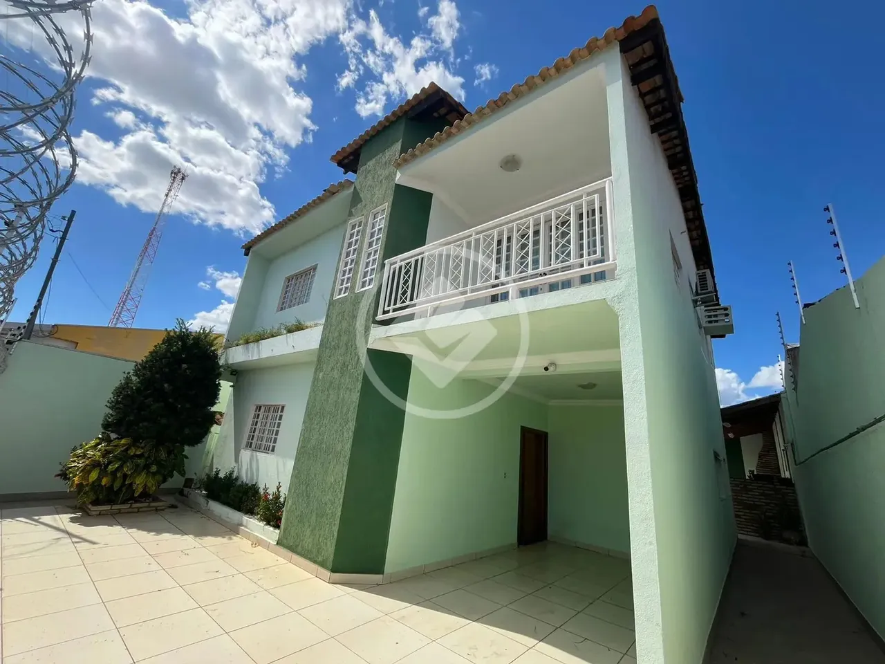 Vende-se ou Aluga Sobrado - 3 suítes - 270 m² - Porteira fechada - 5 minutos do centro pol