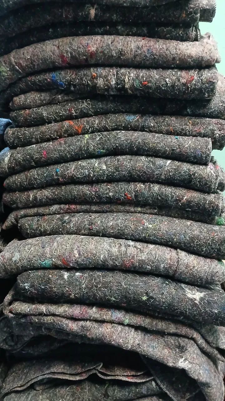Cobertor de lã três por 30,00 formato 1,60x190 - Foto 2