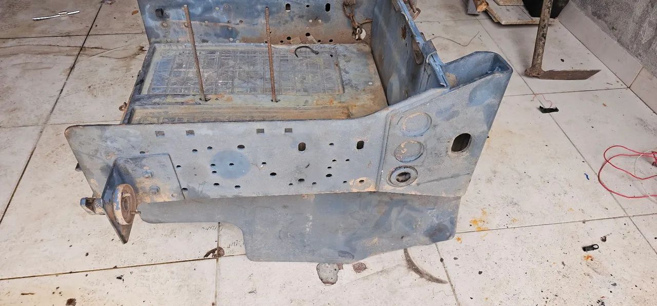 Caixa da bateria completa com suporte iveco stralis. - Foto 5