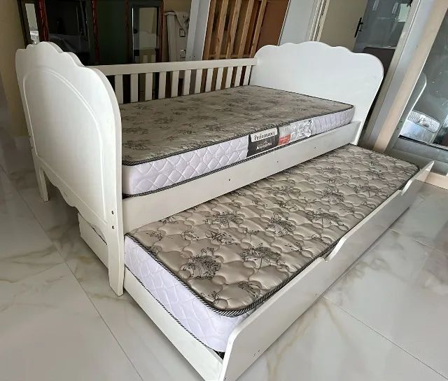 Cama de solteiro com cama auxiliar embutida (colchões negociados por fora). 