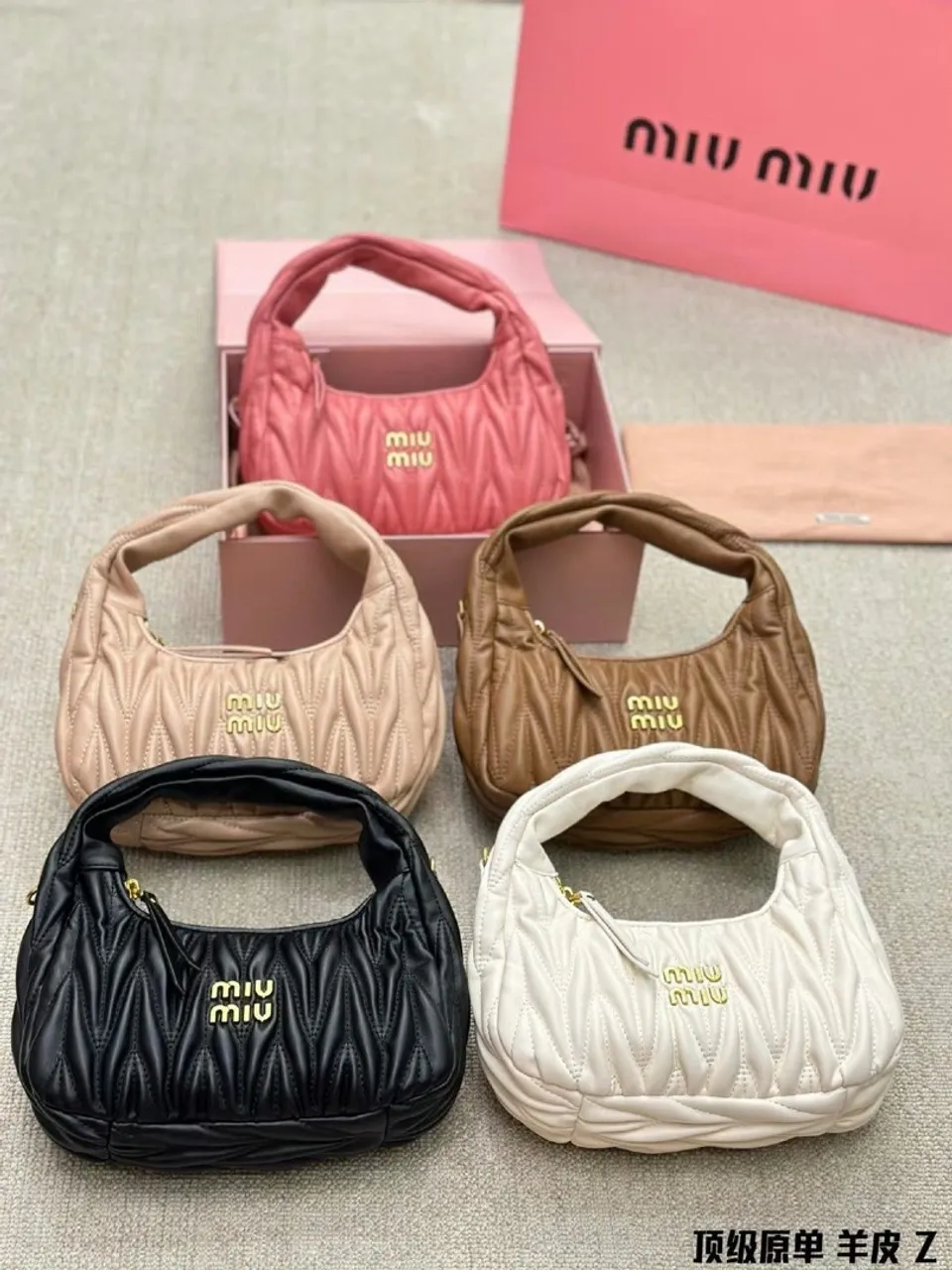 Bolsas Miu Miu - Diversas Cores e Elegância