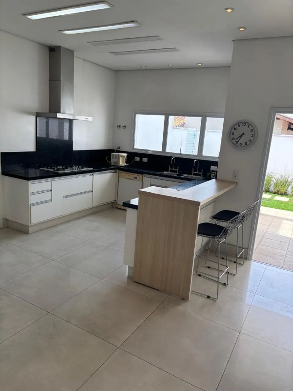 Casa com 5 suítes,  condomínio colonial vale do sol