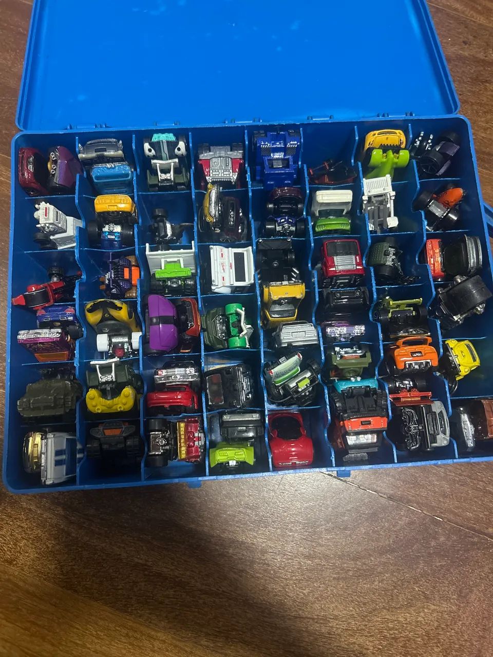 Hot wheels caixa com vários 