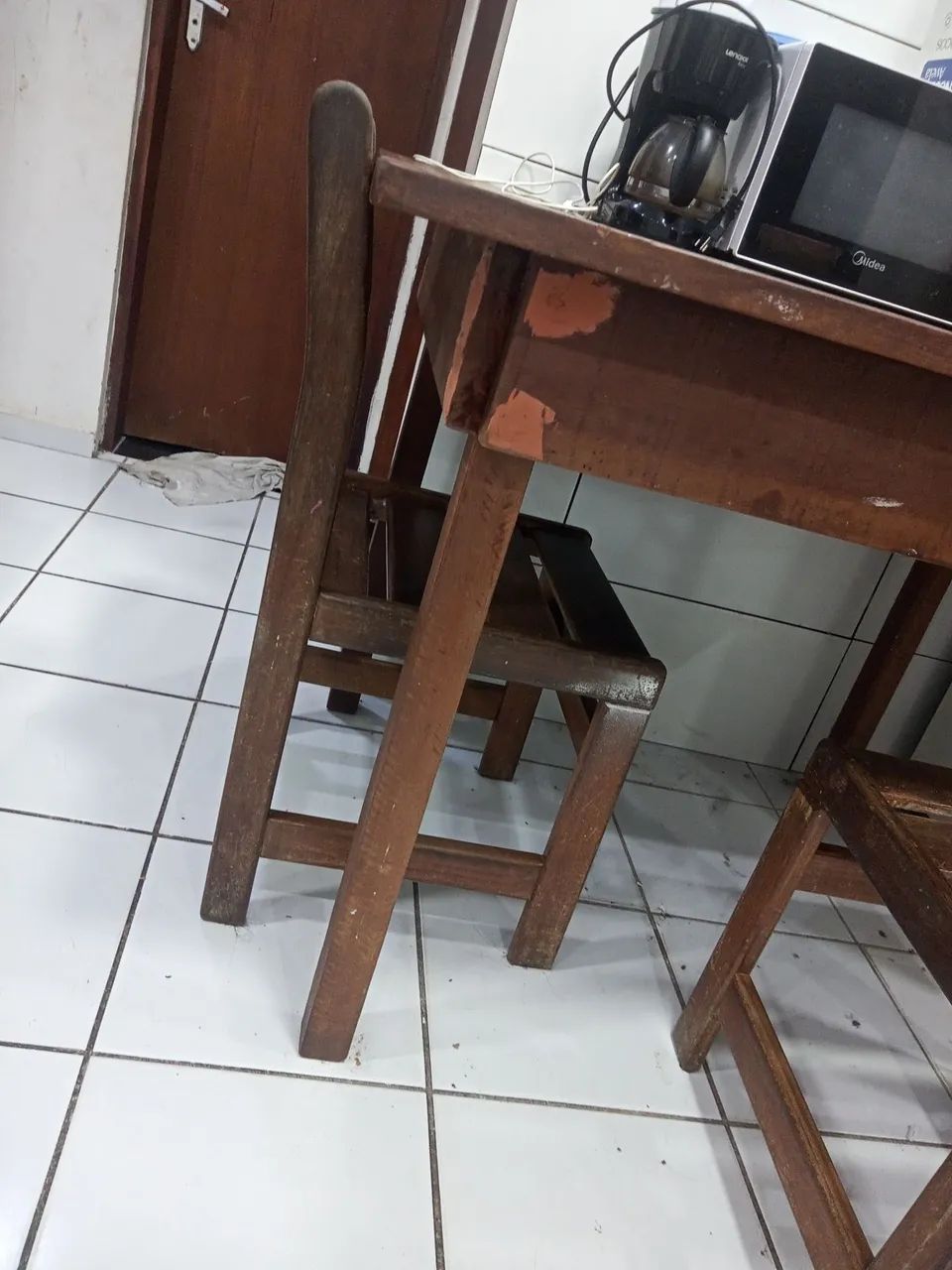 Vendo uma mesa de madeira boa 600