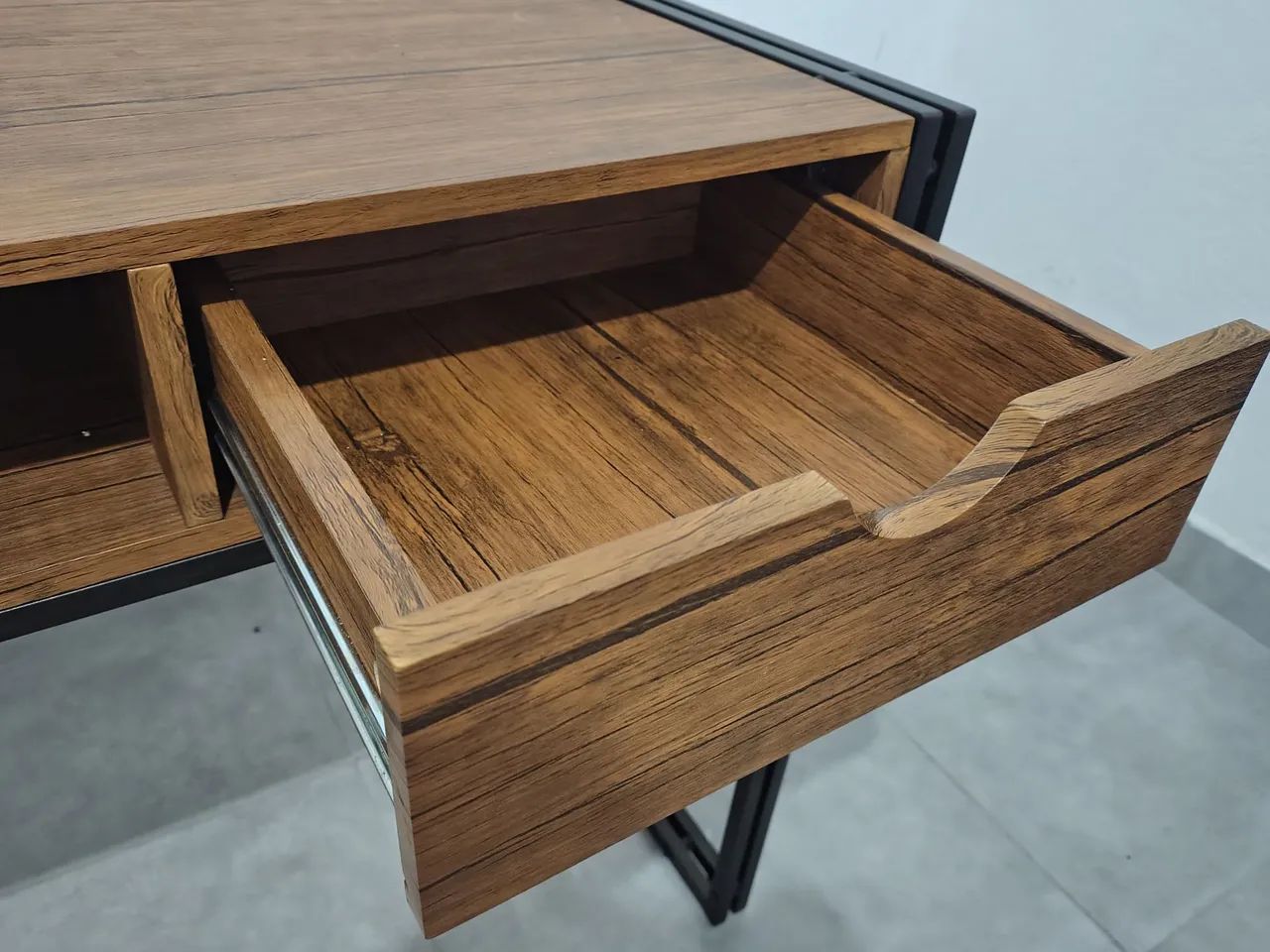 Mesa Escrivaninha Estilo Industrial com 2 Gavetas e Nicho - Foto 4