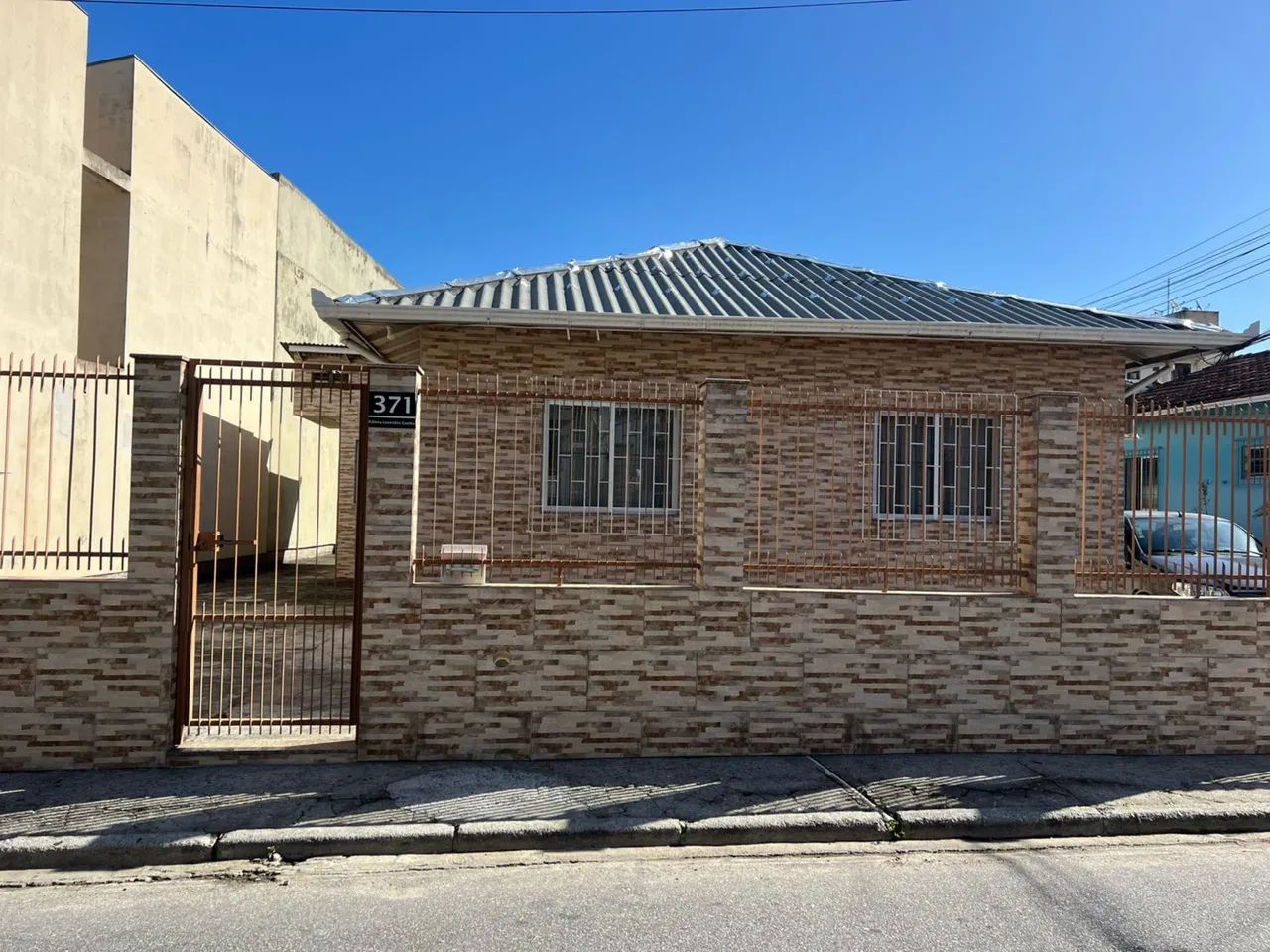 Alugo kitnet mobiliada próximo a beira mar de São José