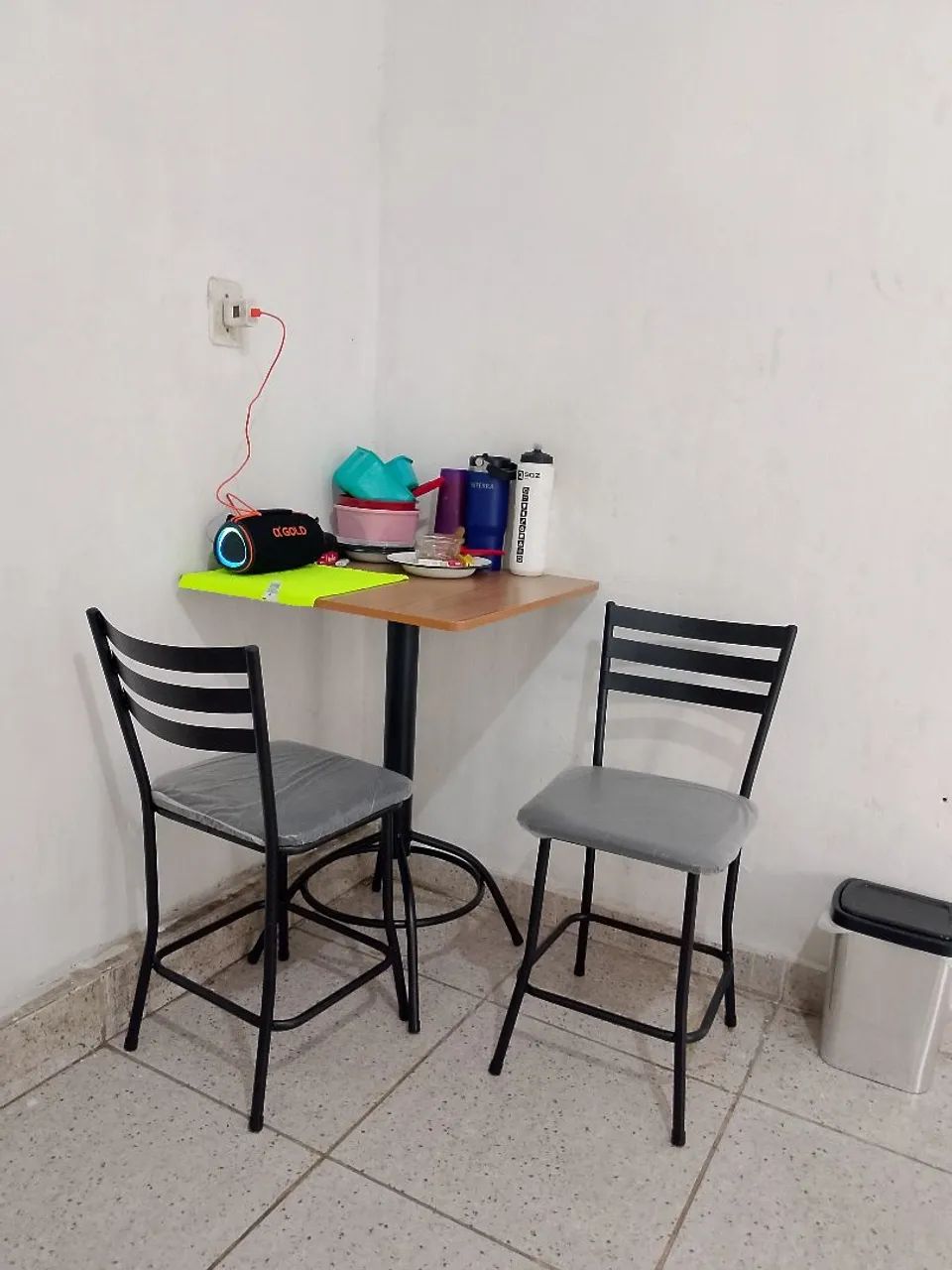 Mesa 60×60 com duas cadeiras 