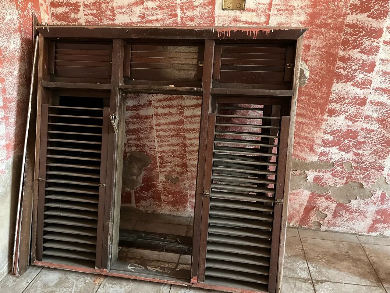 3 janelas de madeira maciça usadas, modelo veneziana. - Foto 3